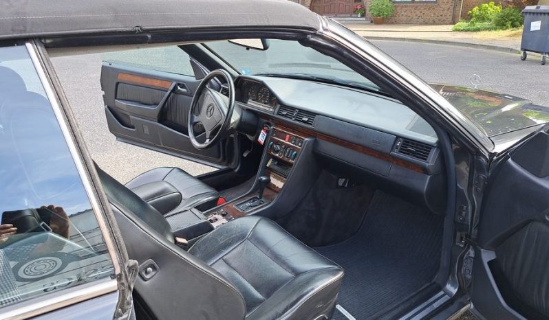 
								Mercedes-Benz CE 300 24V Cabrio/Blauschwarz / Leder schwarz/Automatik voll									