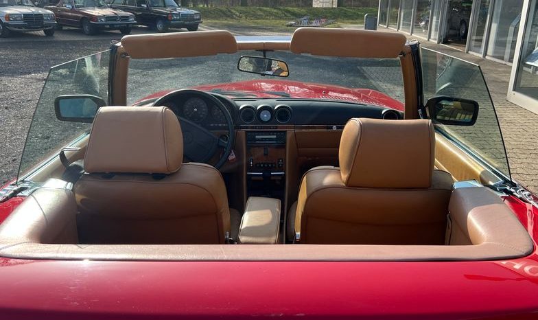 
								Mercedes-Benz SL 560 Signalrot / Leder Dattel voll									