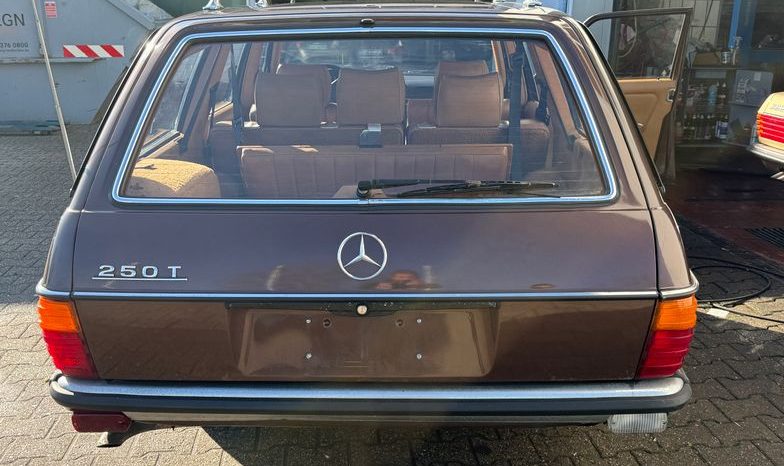 
								Mercedes 250 T aus 1 Hand , Scheckheftgepflegt bei Mercedes Benz voll									