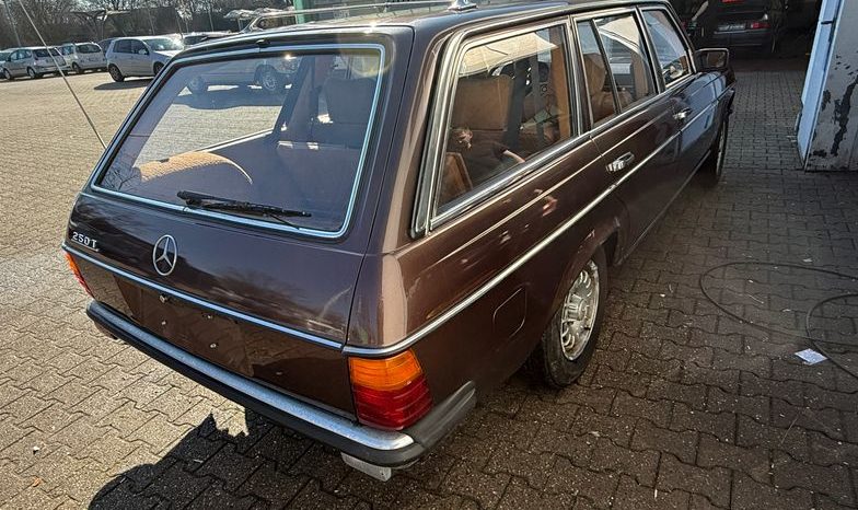 
								Mercedes 250 T aus 1 Hand , Scheckheftgepflegt bei Mercedes Benz voll									