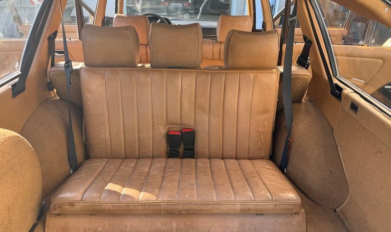 
								Mercedes 250 T aus 1 Hand , Scheckheftgepflegt bei Mercedes Benz voll									