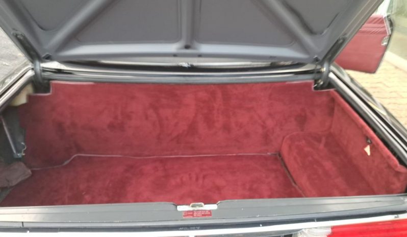 
								Mercedes-Benz SL 560 Schwarz Uni / Leder Mittelrot voll									