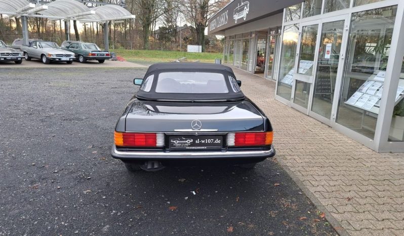 
								Mercedes-Benz SL 560 Schwarz Uni / Leder Mittelrot voll									