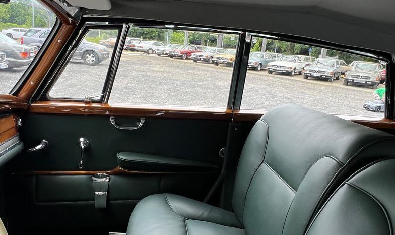 
								Mercedes-Benz 300 D Adenauer Cabrio voll									