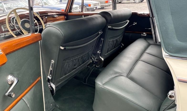 
								Mercedes-Benz 300 D Adenauer Cabrio voll									