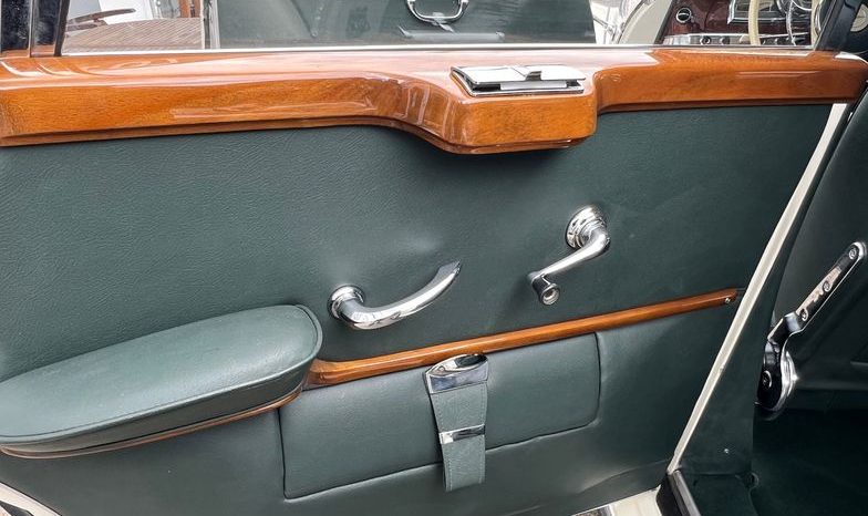 
								Mercedes-Benz 300 D Adenauer Cabrio voll									