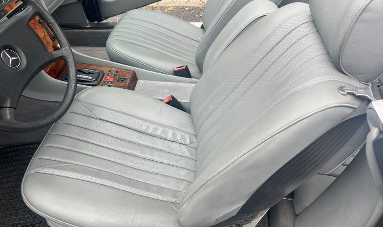 
								Mercedes-Benz SL 500 Dunkelblau / Leder Grau / Deutsch voll									