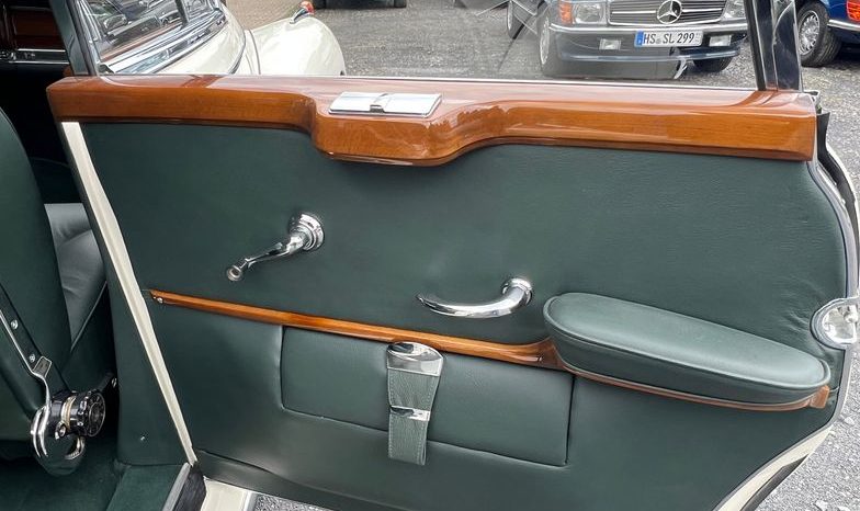 
								Mercedes-Benz 300 D Adenauer Cabrio voll									