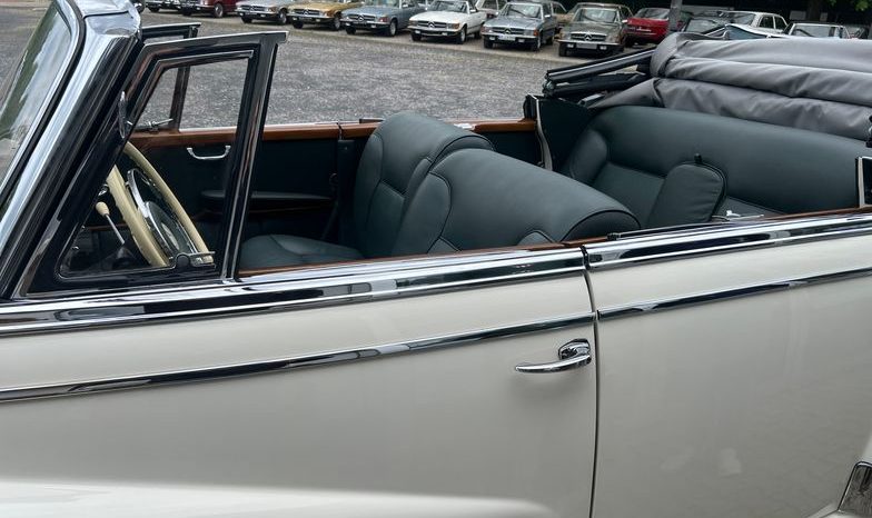 
								Mercedes-Benz 300 D Adenauer Cabrio voll									