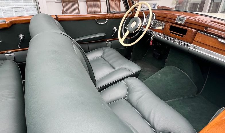 
								Mercedes-Benz 300 D Adenauer Cabrio voll									