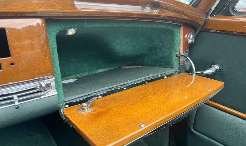 
								Mercedes-Benz 300 D Adenauer Cabrio voll									