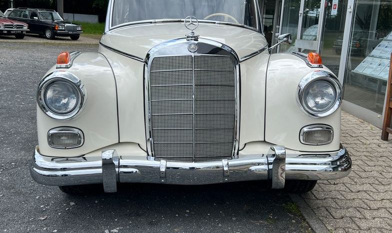 
								Mercedes-Benz 300 D Adenauer Cabrio voll									