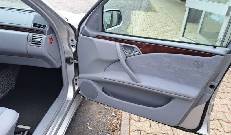 
								Mercedes-Benz E 200 CLASSIC Automatik/Klima voll									