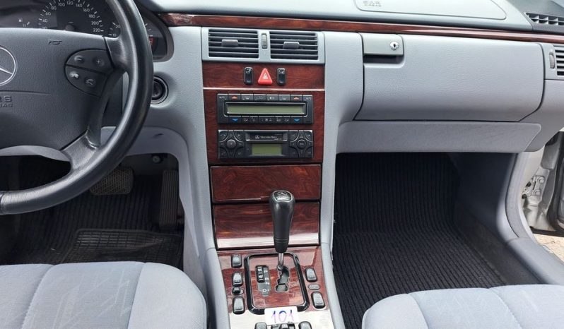 
								Mercedes-Benz E 200 CLASSIC Automatik/Klima voll									