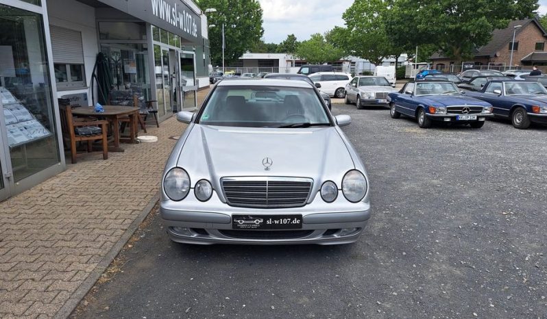 
								Mercedes-Benz E 200 CLASSIC Automatik/Klima voll									
