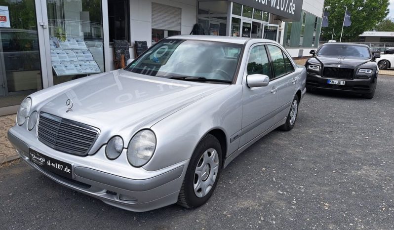 
								Mercedes-Benz E 200 CLASSIC Automatik/Klima voll									