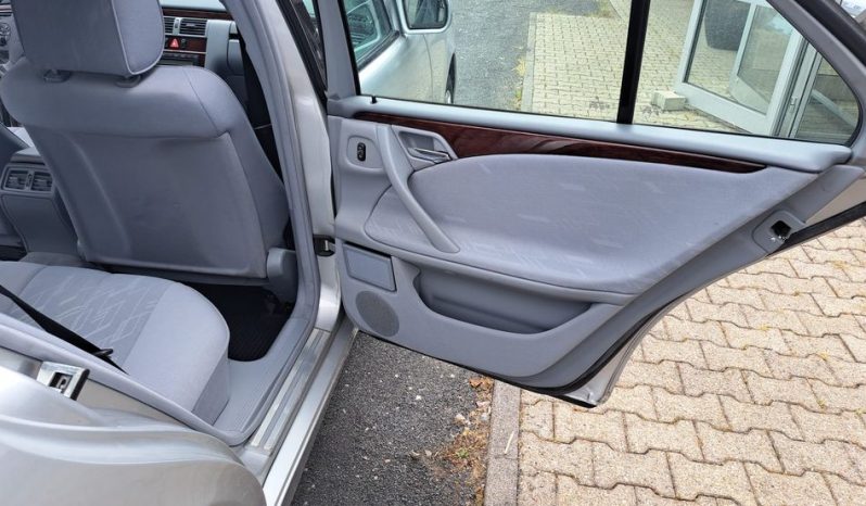 
								Mercedes-Benz E 200 CLASSIC Automatik/Klima voll									