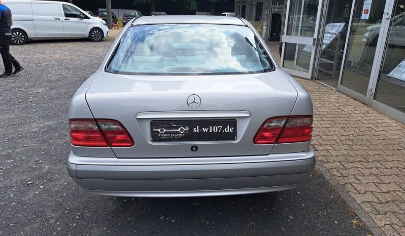 
								Mercedes-Benz E 200 CLASSIC Automatik/Klima voll									