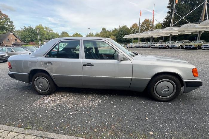 
								Mercedes-Benz E 2301.Hand / Scheckheft /Automatik/ 33139 km voll									