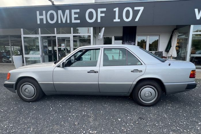 
								Mercedes-Benz E 2301.Hand / Scheckheft /Automatik/ 33139 km voll									