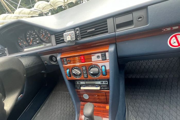 
								Mercedes-Benz E 2301.Hand / Scheckheft /Automatik/ 33139 km voll									